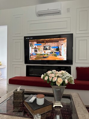 Smart TV, fireplace - New Happiest Place on Earth. Resort Style (Fullerton)