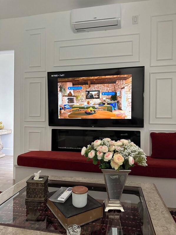 Smart TV y chimenea 