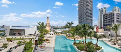 屋外プール、プール パラソル、サンラウンジャー