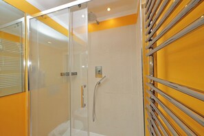 Dusche, Haartrockner, Bidet, Handtücher