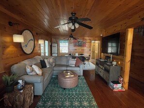 Smart TV, fireplace - Charming Adirondack Cabin for Rent – Your Perfect Escape in the Heart of Nature
 (Old Forge)