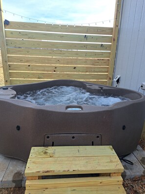 Outdoor spa tub - Romantic Getaway for 2 with Hot tub (Eucha)