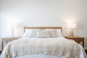 4 bedrooms, iron/ironing board, Internet, bed sheets