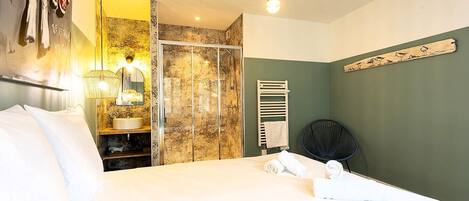 3 bedrooms, iron/ironing board, travel crib, free WiFi