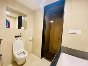 淋浴设施、吹风机、毛巾、肥皂