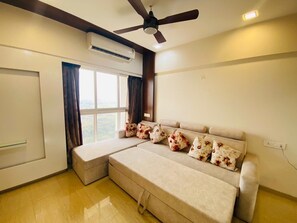 Smart TV - Luxury 22nd-Floor Studio with Golf, River & Skyline Views in Pune (Pimpri-Chinchwad)