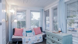 Une chambre à coucher avec un lit, une commode et une lampe.