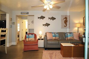 Smart-TV, DVD-Player, Bücher, Musikbibliothek