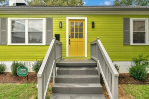 Exterior detail - Stylish 4BR  Haven: Serene Backyard and Fire Pit (Charlotte)