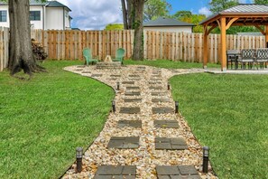 Property grounds - Stylish 4BR  Haven: Serene Backyard and Fire Pit (Charlotte)