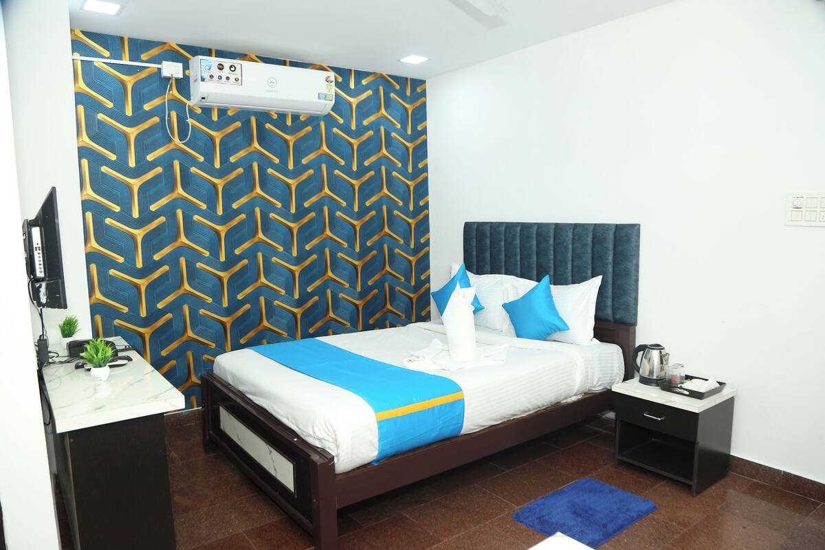 Deluxe Double Room, City View | Desk, laptop workspace, WiFi (free)