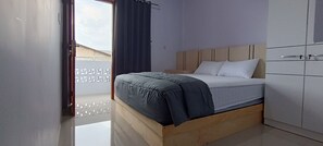 Desk, laptop workspace, free WiFi - The Majestic Homestay Lhokseumawe (Lhokseumawe)