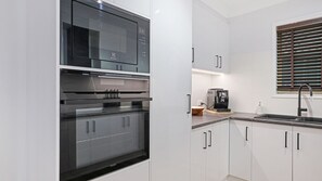 Frigorífico, microondas, horno y placa de cocina