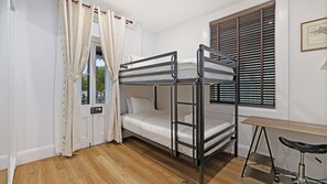 3 bedrooms, desk, free WiFi, bed sheets