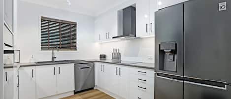 Refrigerador, microondas, horno y parrilla de estufa