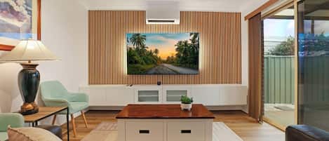 Una Smart TV, una chimenea