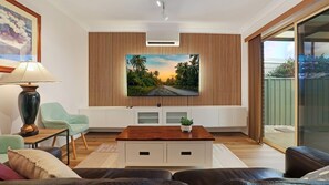 Smart TV, fireplace
