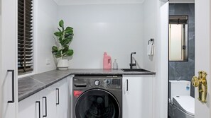 Ducha, secador de pelo y toallas
