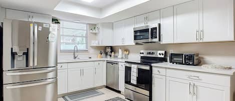 Jääkaappi, mikroaaltouuni, uuni, liesi