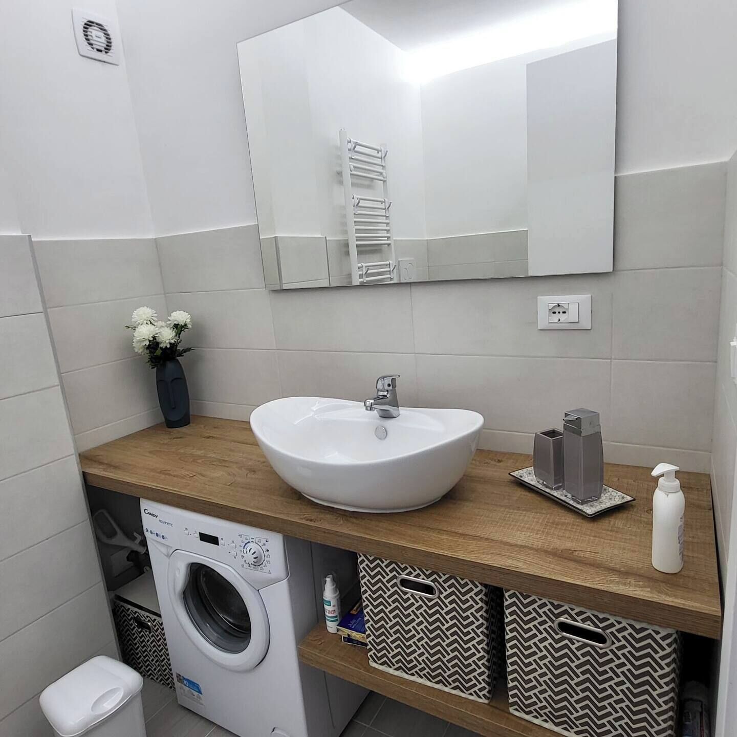 Sèche-cheveux, bidet, serviettes fournies, savon