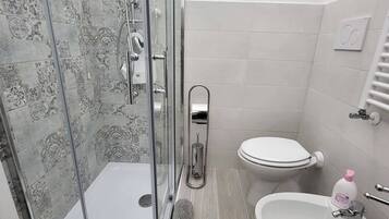 Haartrockner, Bidet, Handtücher, Seife