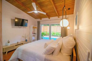 2 soverom, skrivebord, strykejern/-brett og reiseseng for barn