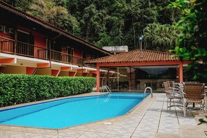 Kolam renang tertutup 