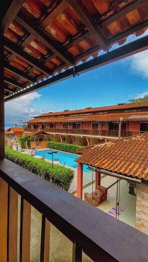 Phòng đôi Deluxe, ban công, quang cảnh hồ bơi | 1 phòng ngủ 