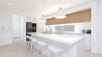 Refrigerador y cafetera y tetera