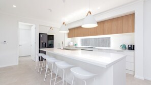 Kühlschrank, Wasserkocher mit Kaffee-/Teezubehör