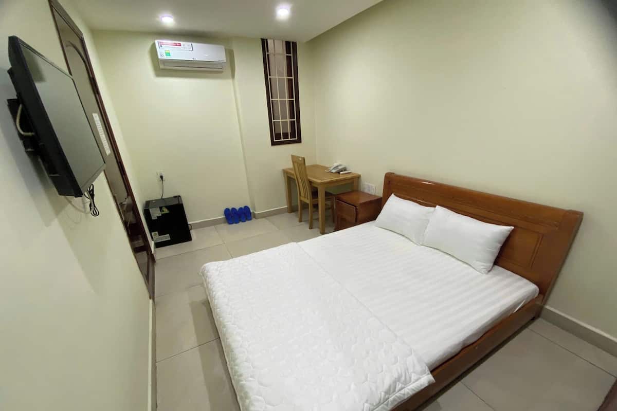 Basic Room | Peralatan tempat tidur hipoalergenik, busa memori, bar mini, meja