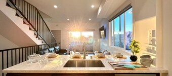 Sleek Townhouse Getaway + Private Rooftop Deck 🍹