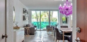 Interior - Komffy Beach home 1Bed/1.5Bath w/King bed at Sian (Hollywood)