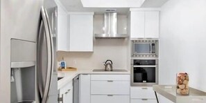 Fridge, microwave, oven, stovetop - Komffy Beach home 1Bed/1.5Bath w/King bed at Sian (Hollywood)
