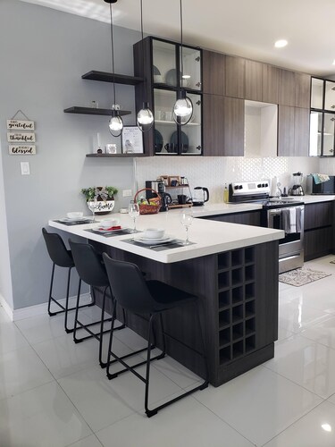 Metz Manor: Charming 2-bedroom apartment with WiFi and AC in Manor Park Kingston