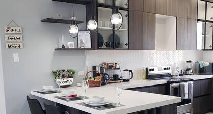 Metz Manor: Charming 2-bedroom apartment with WiFi and AC in Manor Park Kingston