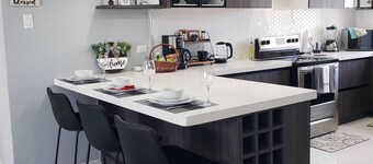 Metz Manor: Charming 2-bedroom apartment with WiFi and AC in Manor Park Kingston