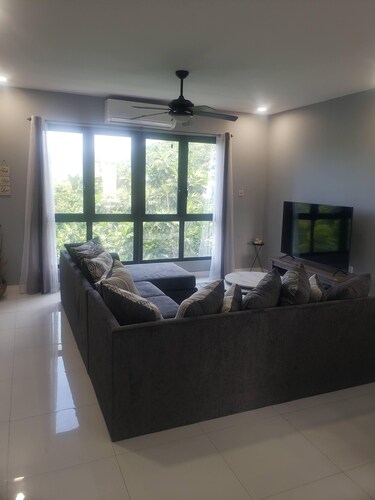 Metz Manor: Charming 2-bedroom apartment with WiFi and AC in Manor Park Kingston