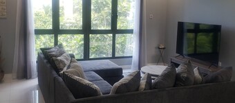 Metz Manor: Charming 2-bedroom apartment with WiFi and AC in Manor Park Kingston