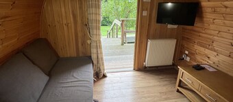 mega pod 6 -  a mega pod that sleeps 4 guests  in 1 bedroom