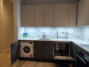 Kjøleskap, mikrobølgeovn, ovn og oppvaskmaskin