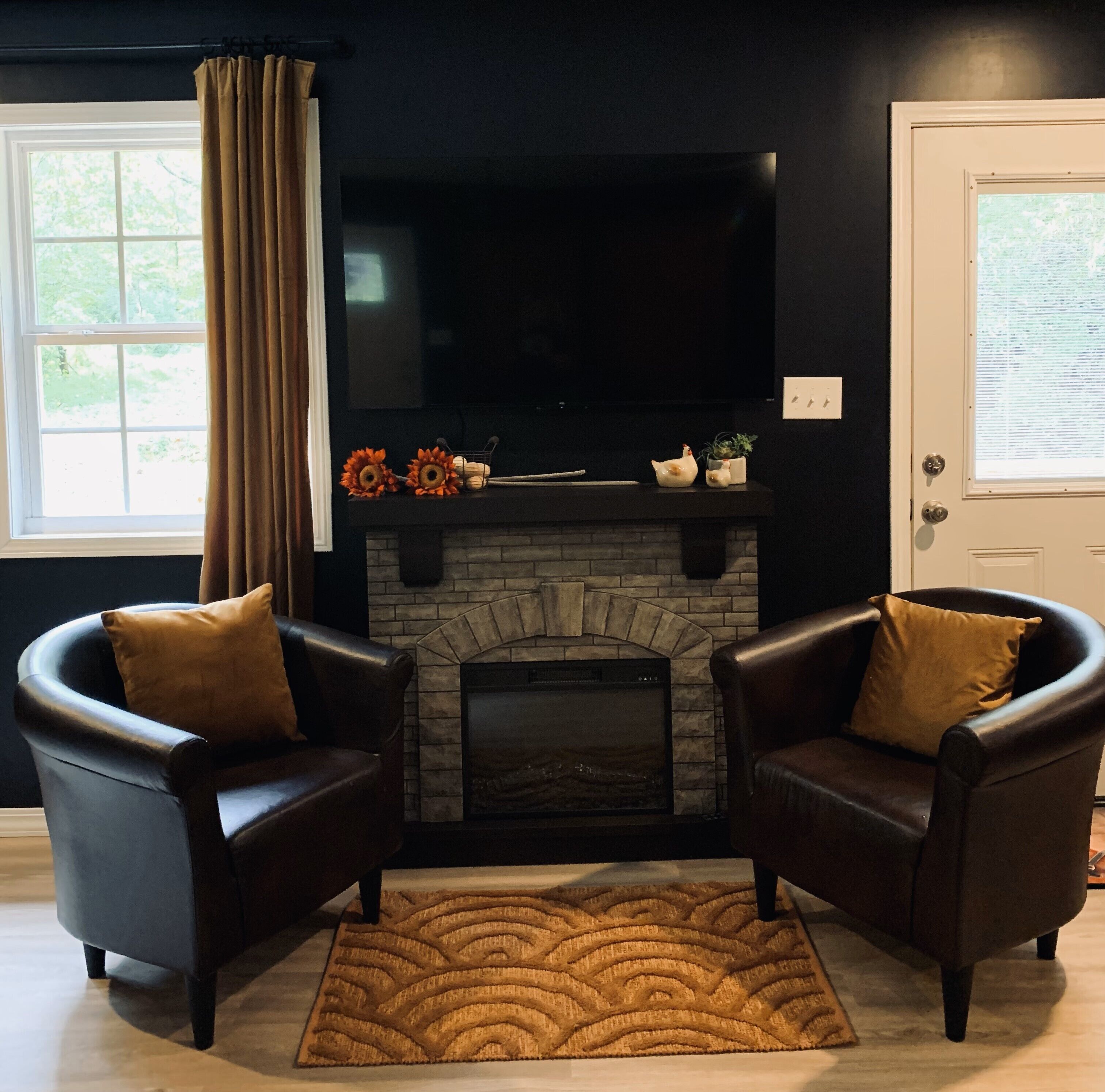 Smart TV, chimenea y libros 