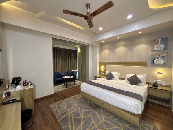 Suite – junior | Safe på rommet, skrivebord og skrivebord for bærbar PC