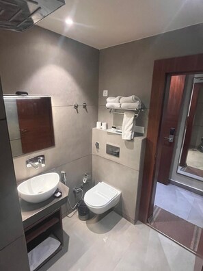 Shower, slippers, towels, soap - MURLIWALA HOTEL & RESTAURANT (Mathura)