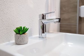 Articles de toilette gratuits, sèche-cheveux, serviettes fournies, savon
