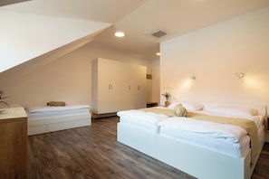 Schallisolierte Zimmer, kostenloses WLAN, Bettwäsche