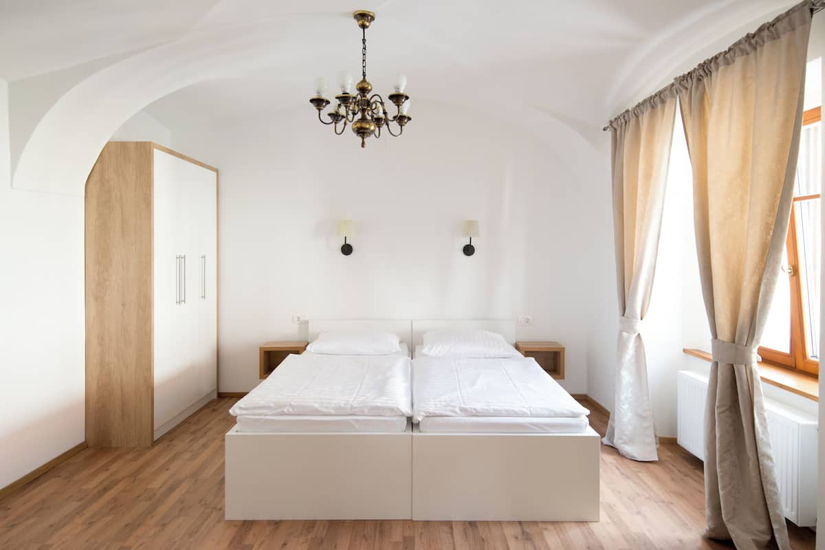 Soundproofing, free WiFi, bed sheets