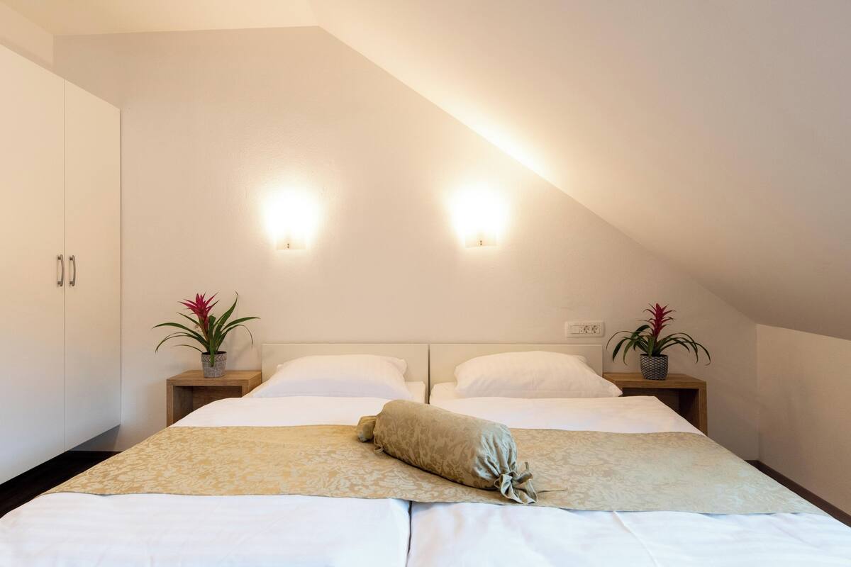 Soundproofing, free WiFi, bed sheets