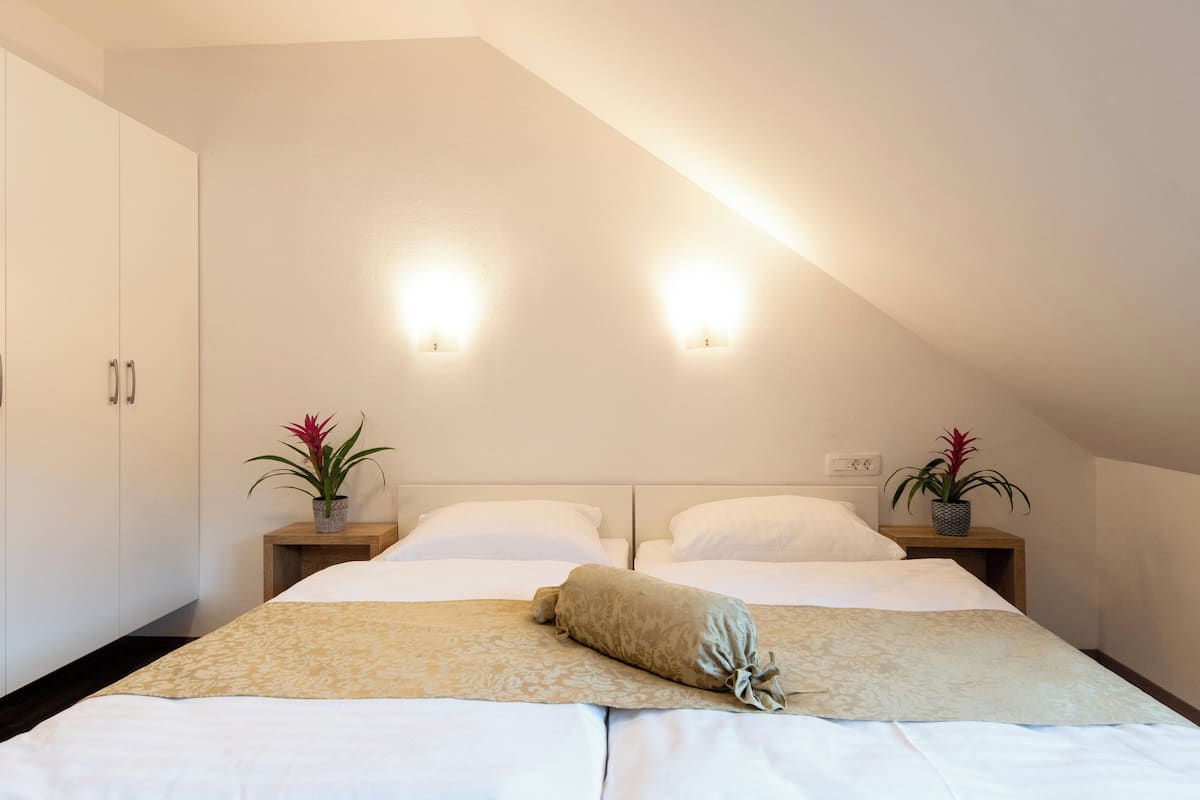 1 chambre, chambres insonorisées, Wi-Fi gratuit, draps fournis