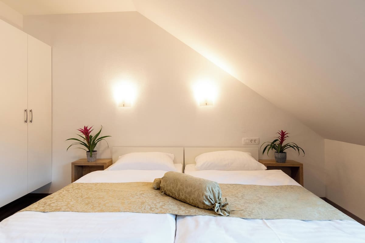 Soundproofing, free WiFi, bed sheets